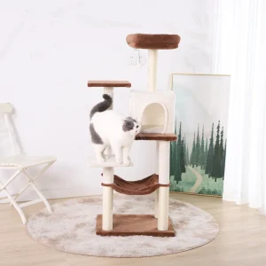 mobili per gatti che si arrampicano sull'albero