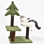 Милый кот царапает дерево