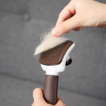 brosse à chat autonettoyante